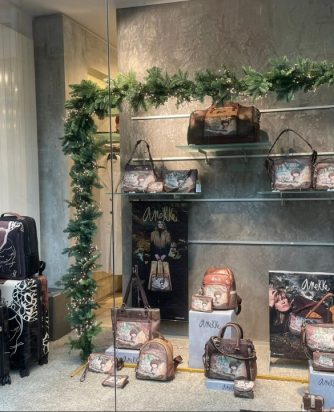 Escaparates Anekke FW24: Inspiración Navideña en Tiendas de Todo el Mundo Escaparates Anekke FW24: Inspiración Navideña en Tiendas de Todo el Mundo